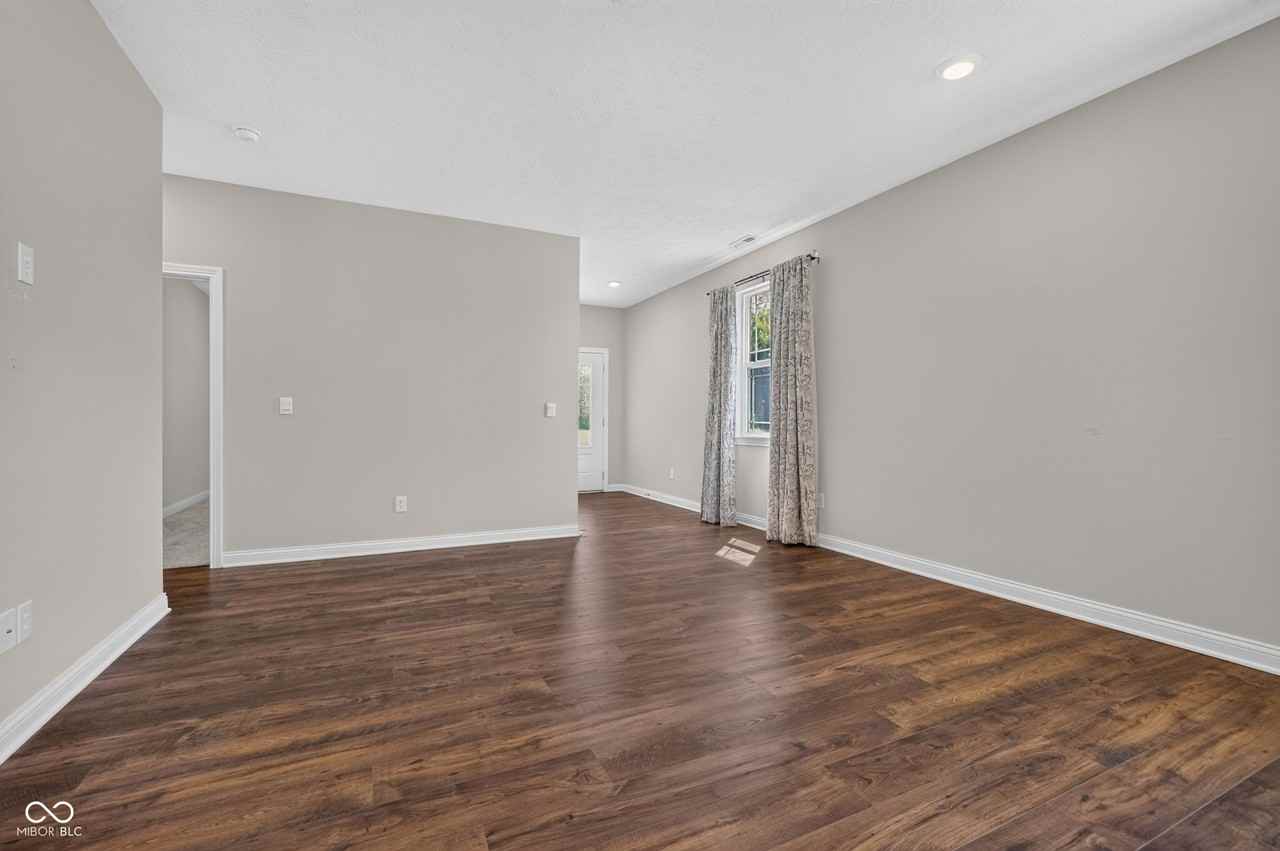 9073 Lieven St - Photo 7 of 35