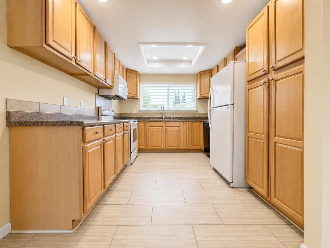 137 Washington Dr - Photo 2 of 16