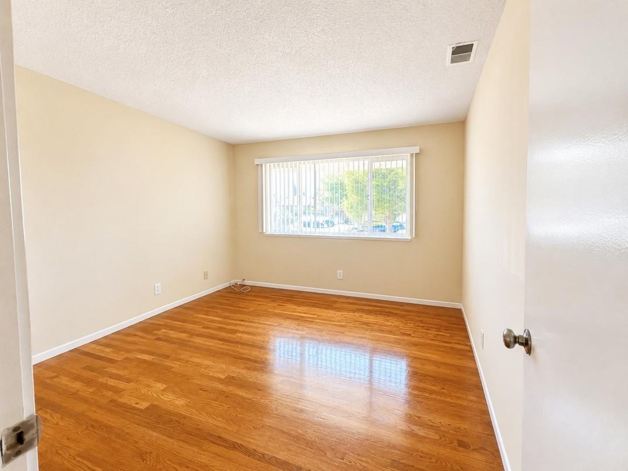 137 Washington Dr - Photo 5 of 16