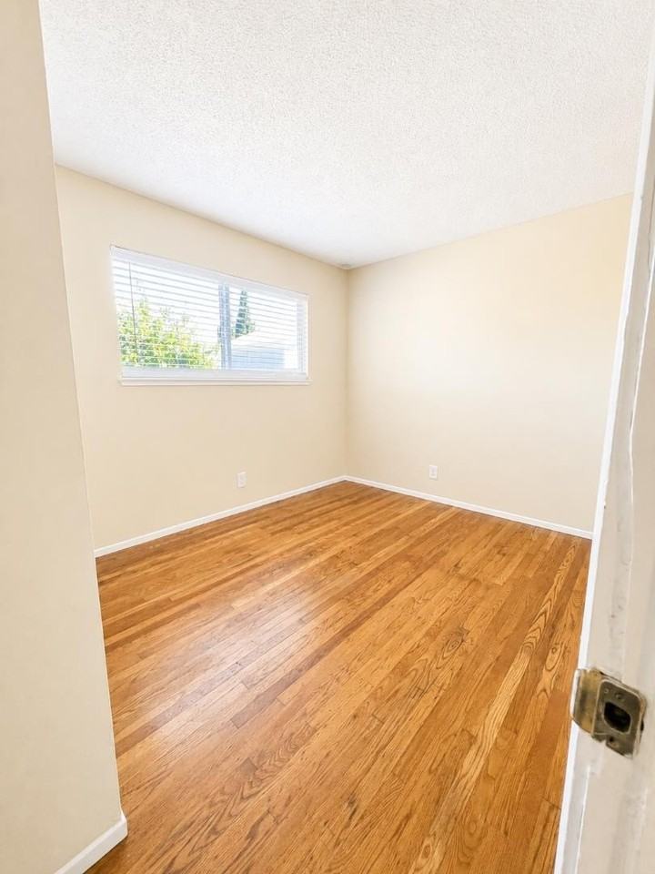137 Washington Dr - Photo 6 of 16