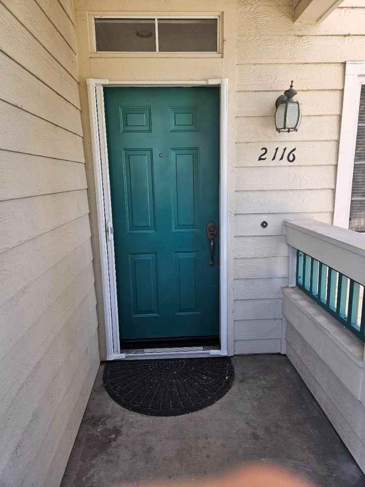 2116 Hastings Shore Ln - Photo 2 of 12