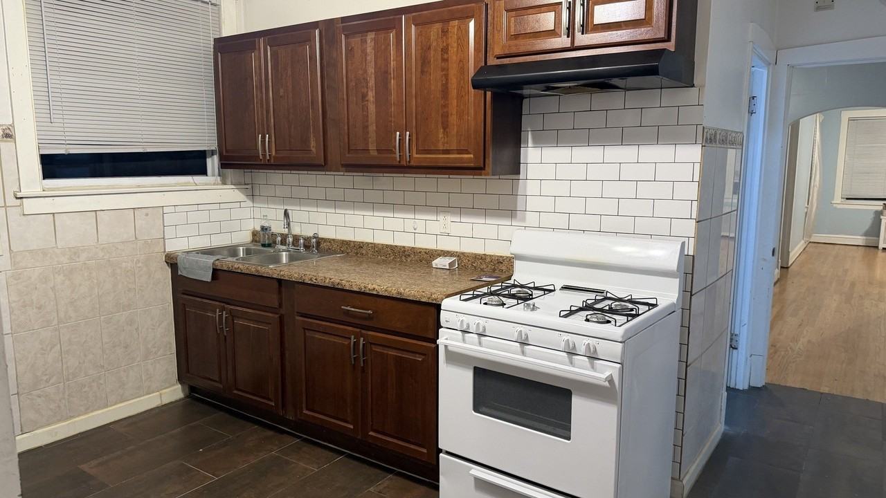 2117 N Lockwood Ave #1 - Photo 3 of 7