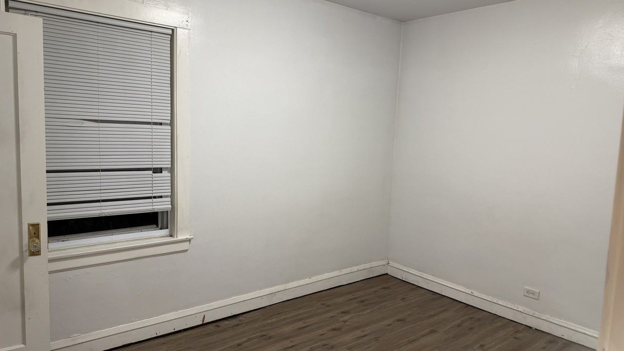 2117 N Lockwood Ave #1 - Photo 4 of 7