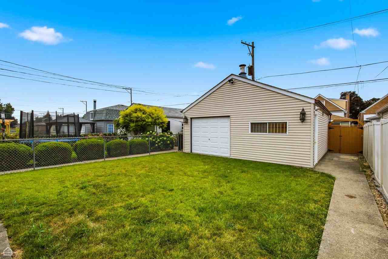 3329 N Neva Ave - Photo 3 of 40