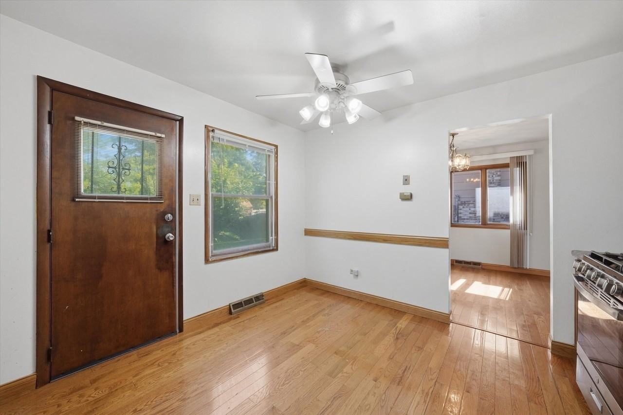 4050 Violet Ln - Photo 3 of 31