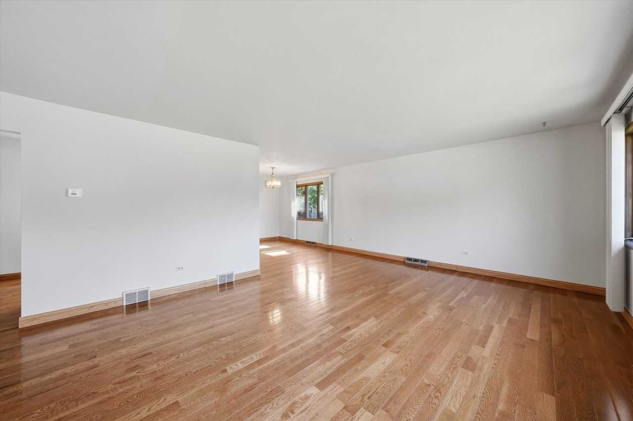 4050 Violet Ln - Photo 6 of 31