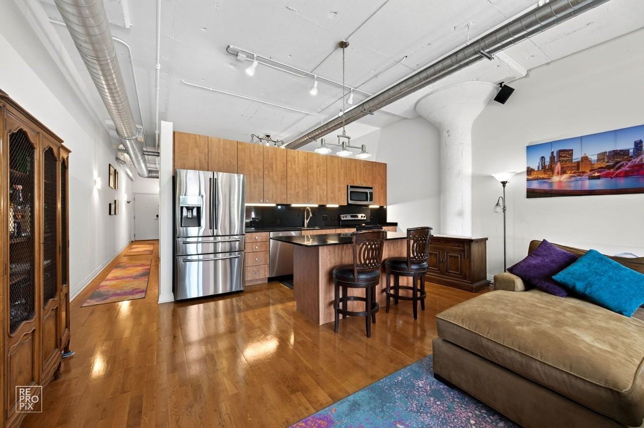 565 W Quincy St #515 - Photo 3 of 17
