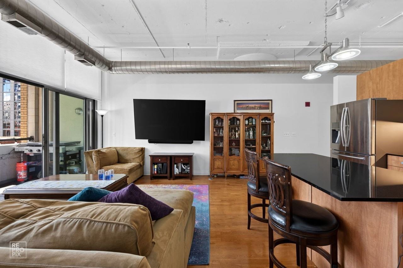 565 W Quincy St #515 - Photo 6 of 17