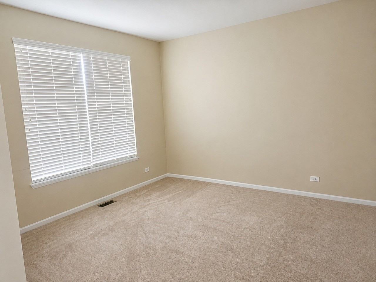 388 Toccoa Ln - Photo 3 of 27