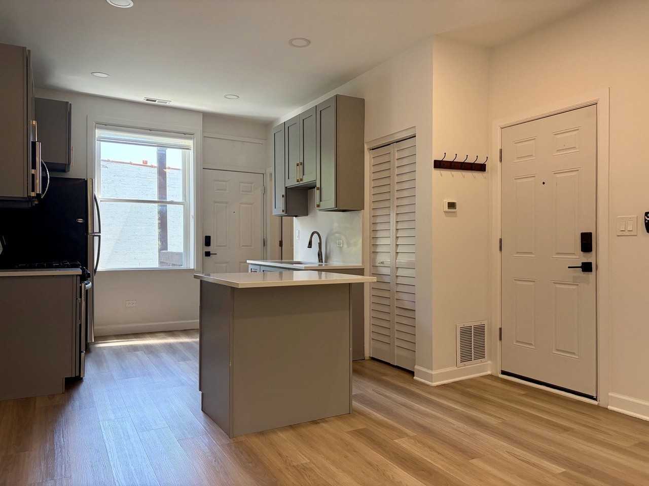5325 N Damen Ave #2 - Photo 2 of 15