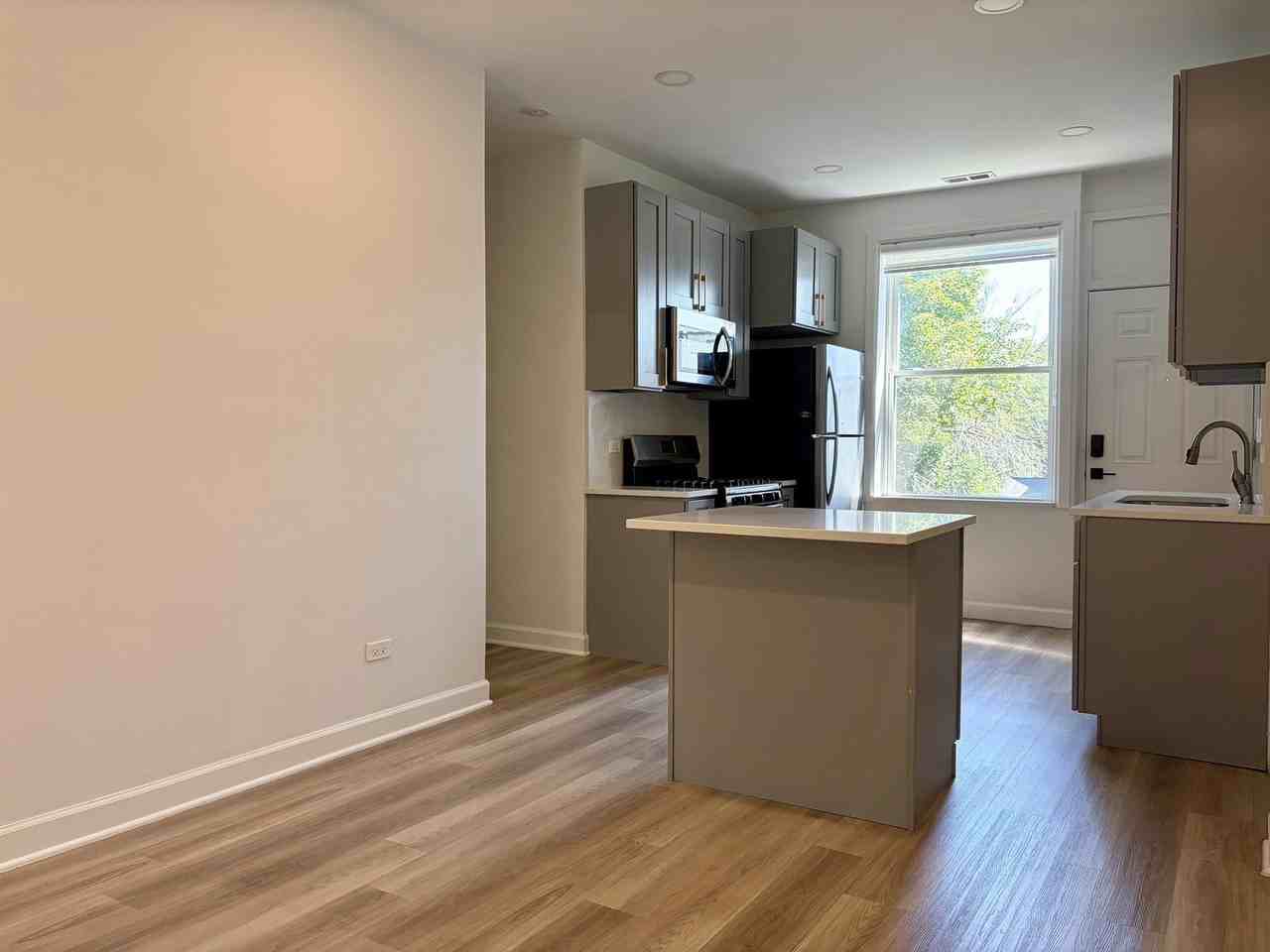 5325 N Damen Ave #2 - Photo 3 of 15