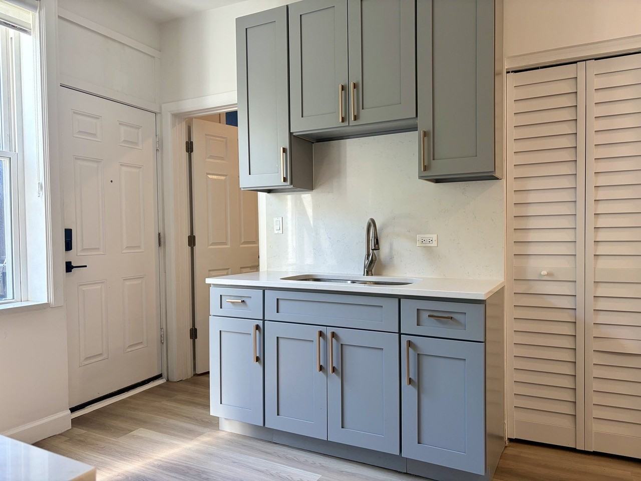 5325 N Damen Ave #2 - Photo 5 of 15