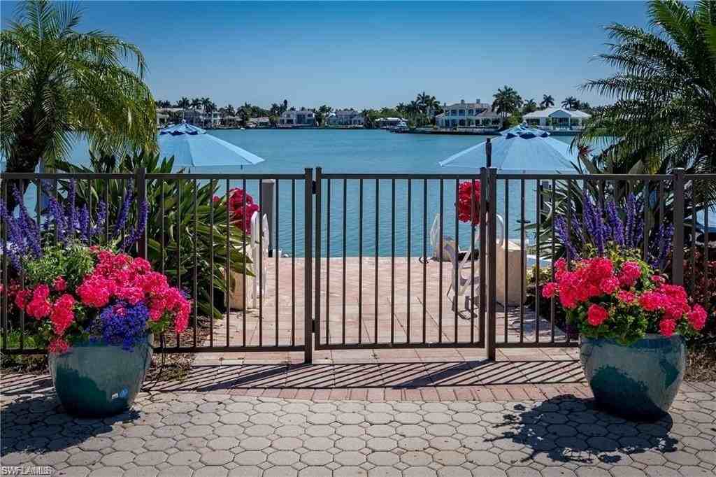 3450 Gulf Shore Blvd N #210