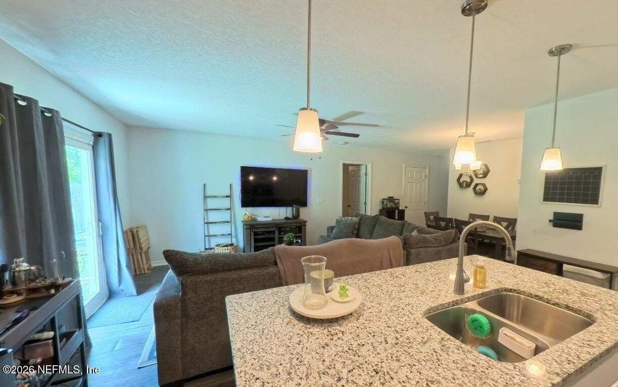 8352 Hewitt St - Photo 4 of 23