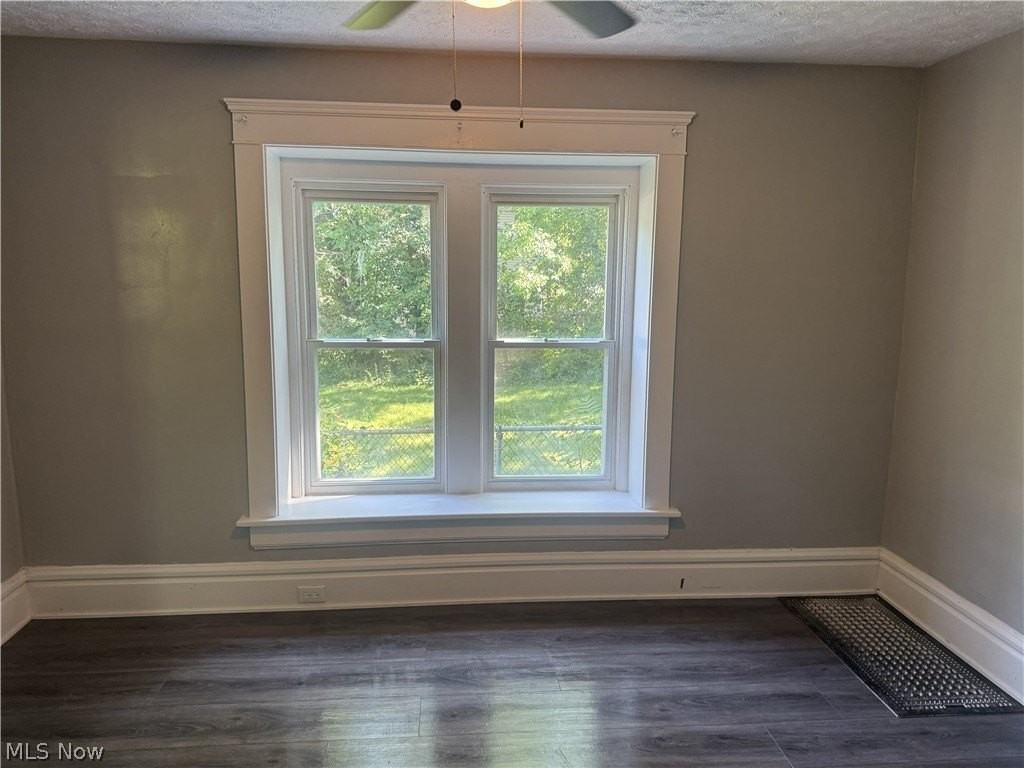 958 Haynes St - Photo 7 of 9