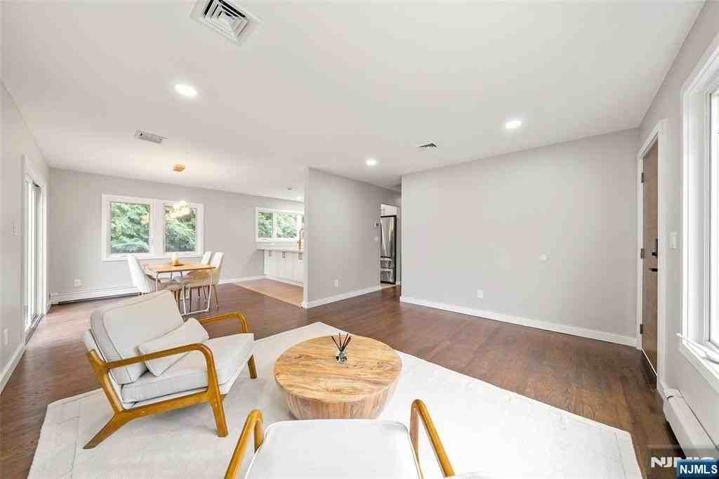 41 Monument Pl - Photo 5 of 25