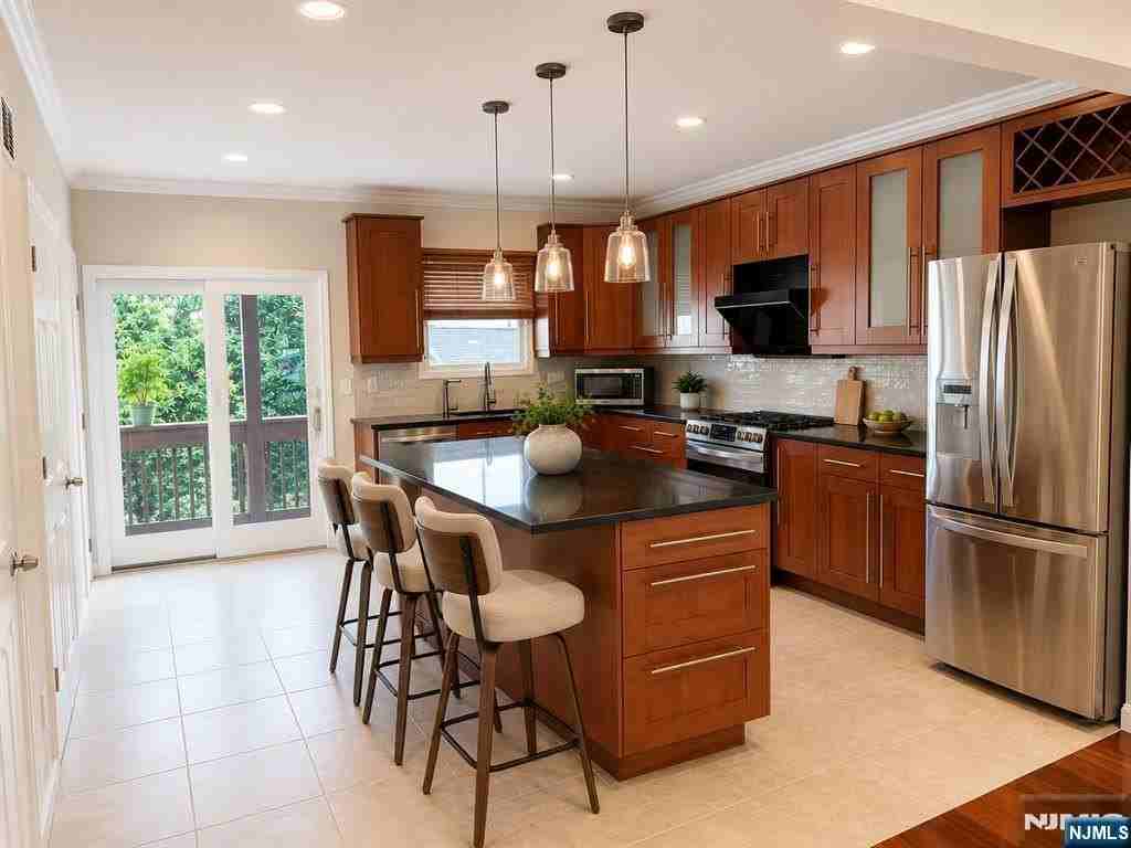 331 Undercliff Ave - Photo 2 of 6