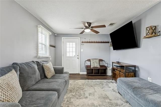 2220 Lloyds Ave - Photo 3 of 16