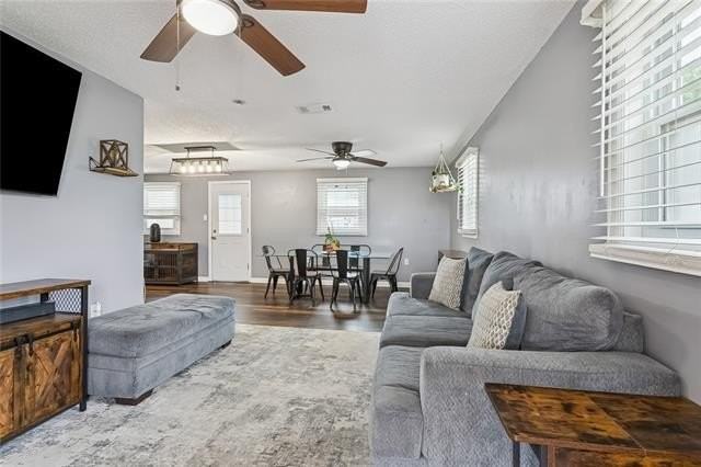 2220 Lloyds Ave - Photo 4 of 16