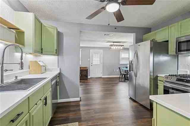 2220 Lloyds Ave - Photo 7 of 16