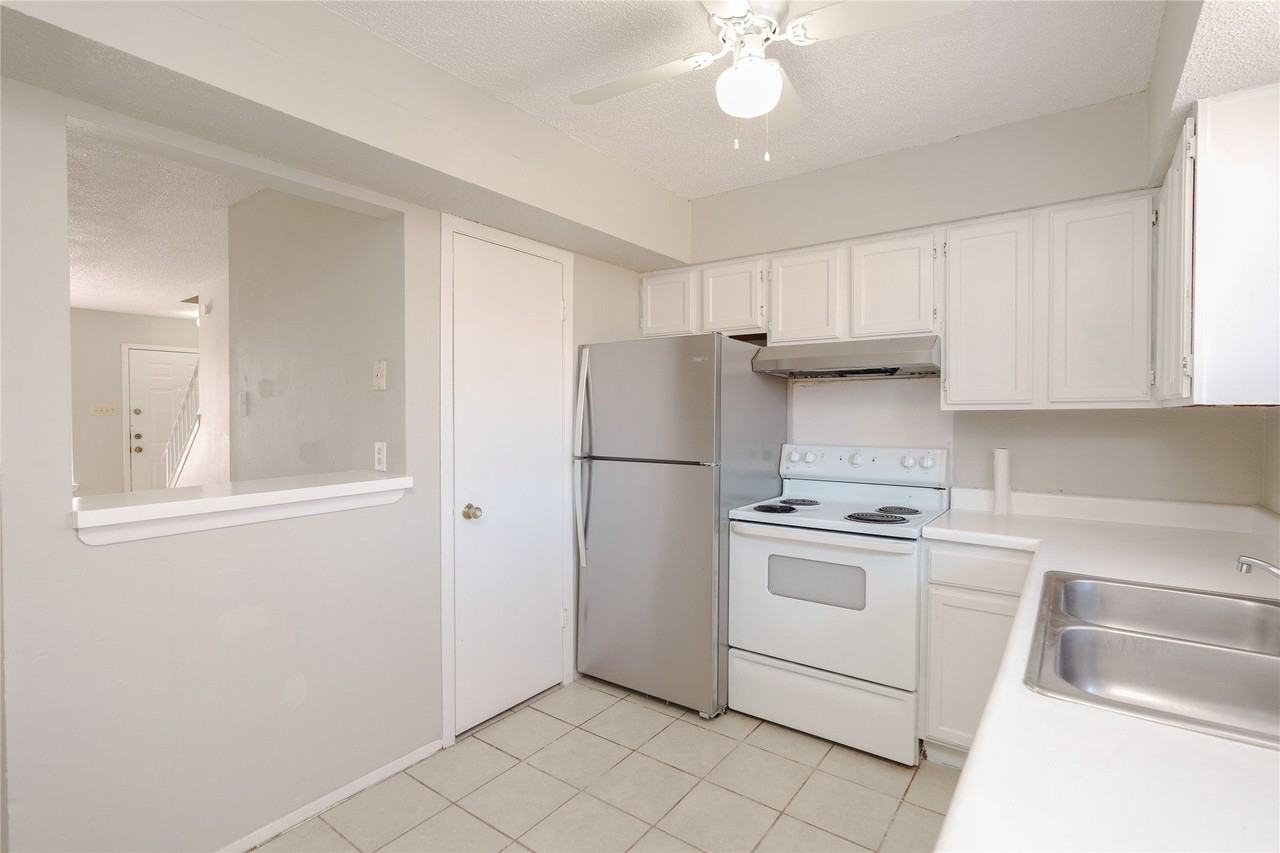2813 Wimbledon Ct #D - Photo 2 of 30