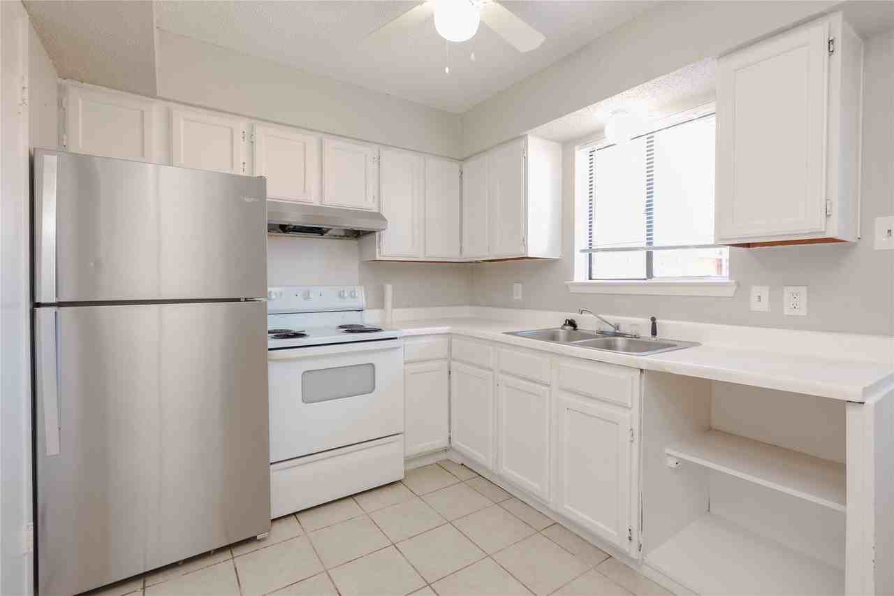 2813 Wimbledon Ct #D - Photo 3 of 30