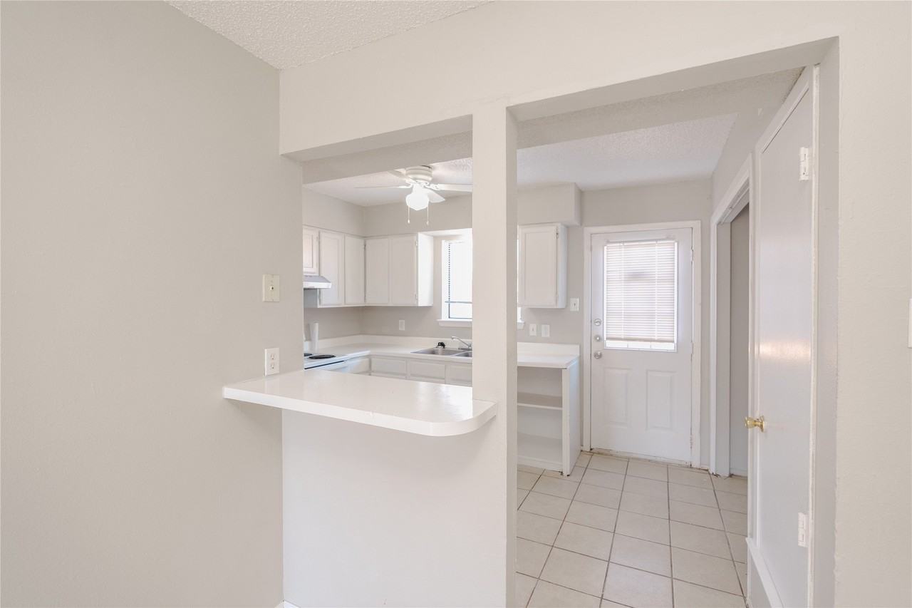 2813 Wimbledon Ct #D - Photo 4 of 30