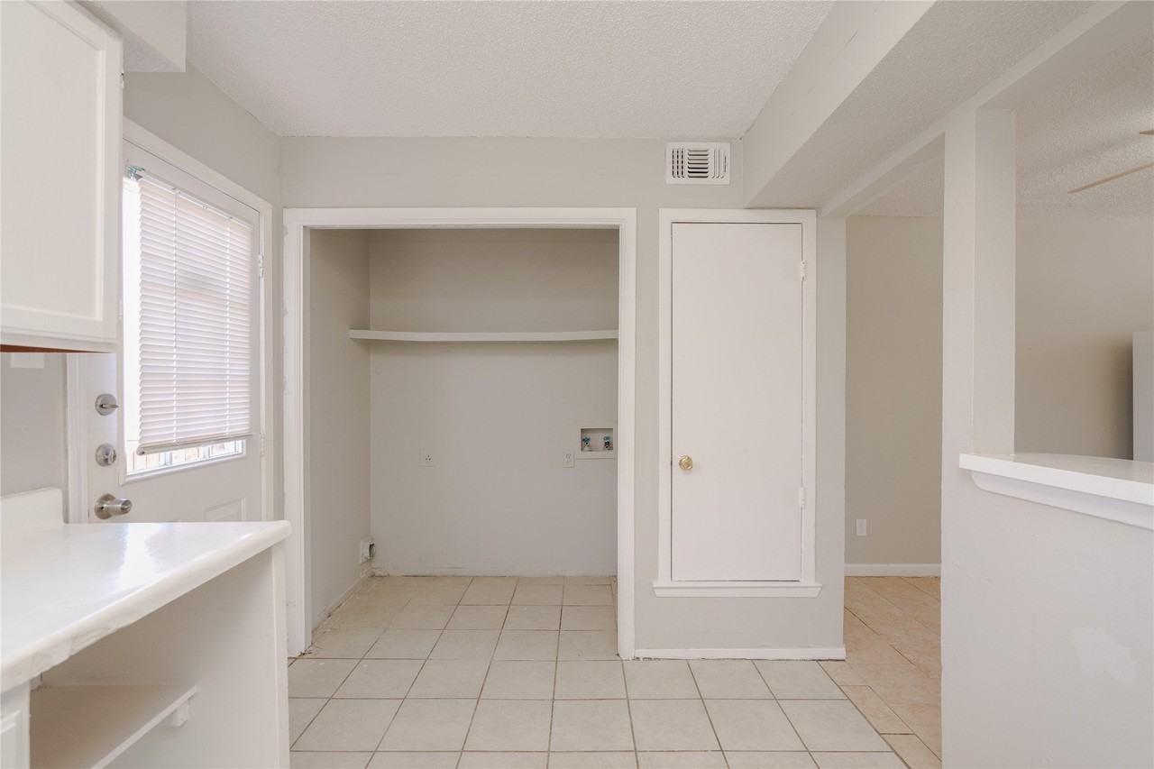 2813 Wimbledon Ct #D - Photo 5 of 30