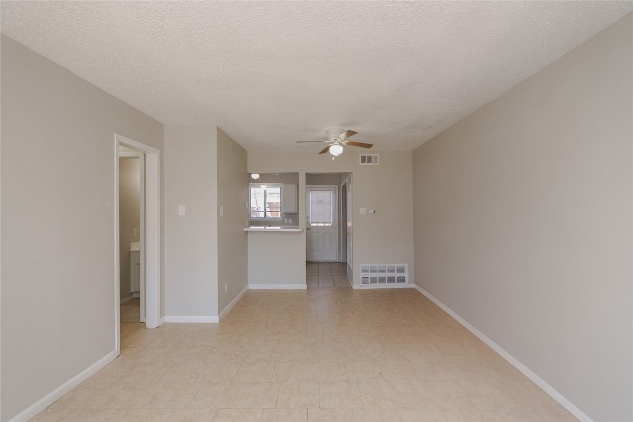 2813 Wimbledon Ct #D - Photo 6 of 30