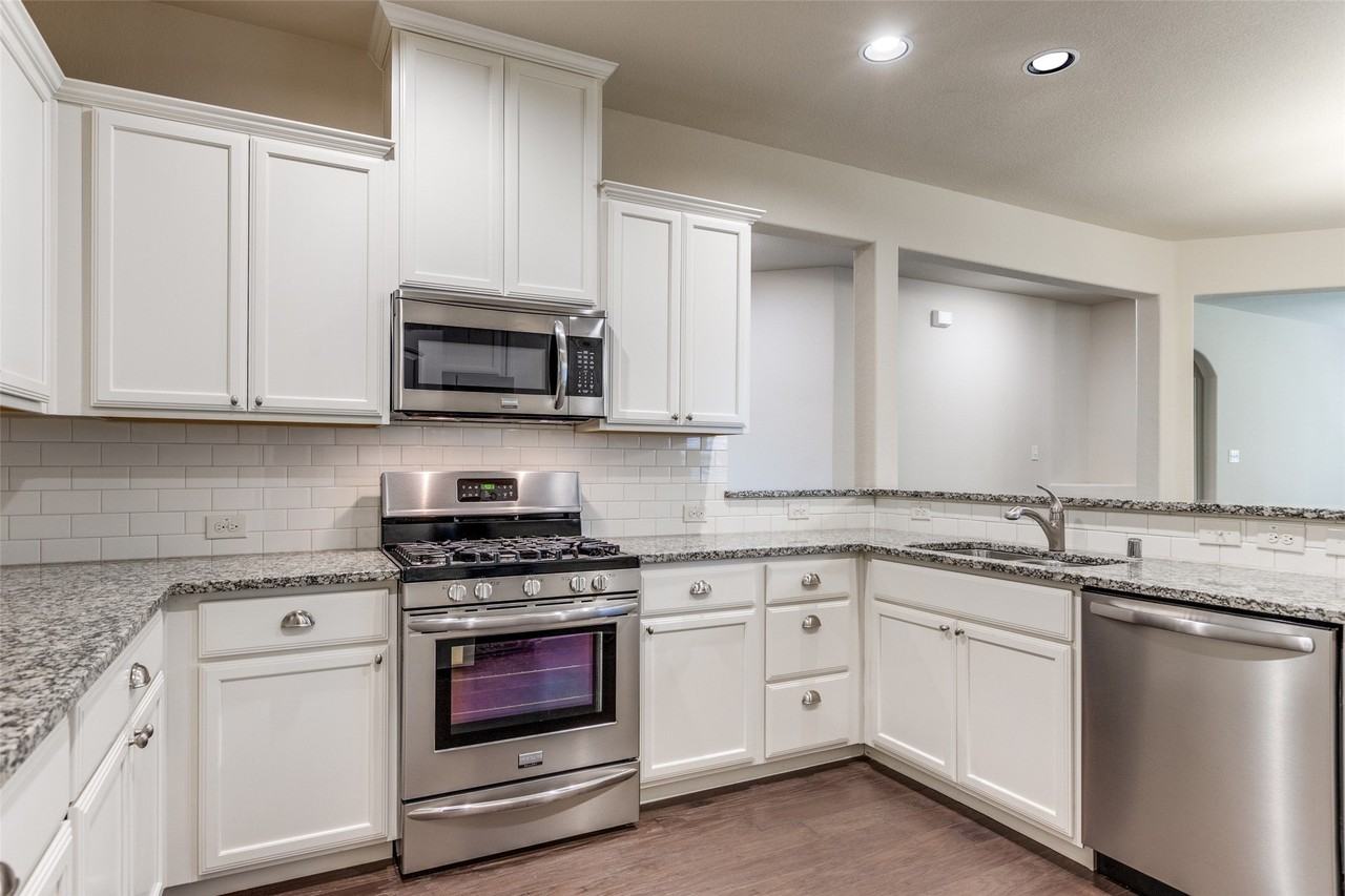 9905 Beaver Dam Ln - Photo 4 of 12