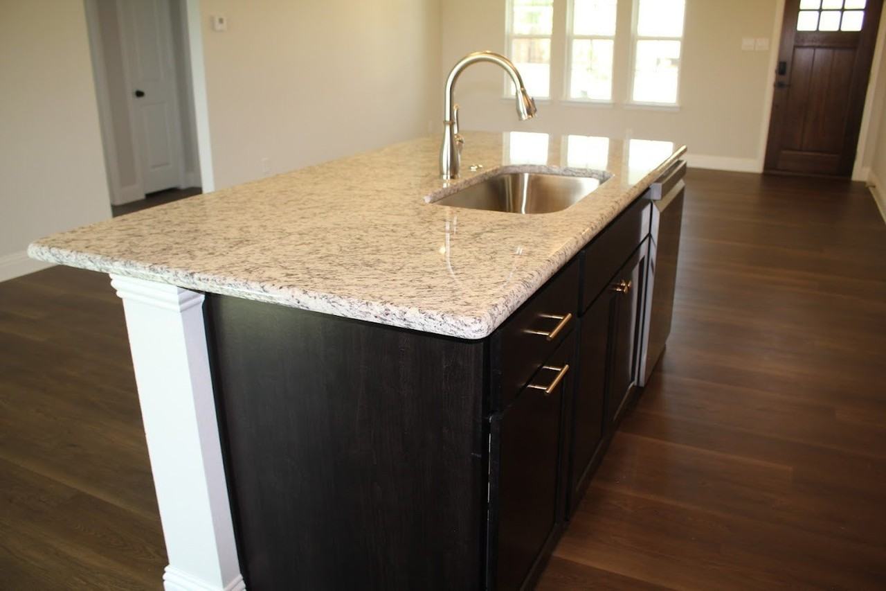 202 Walnut St - Photo 4 of 16