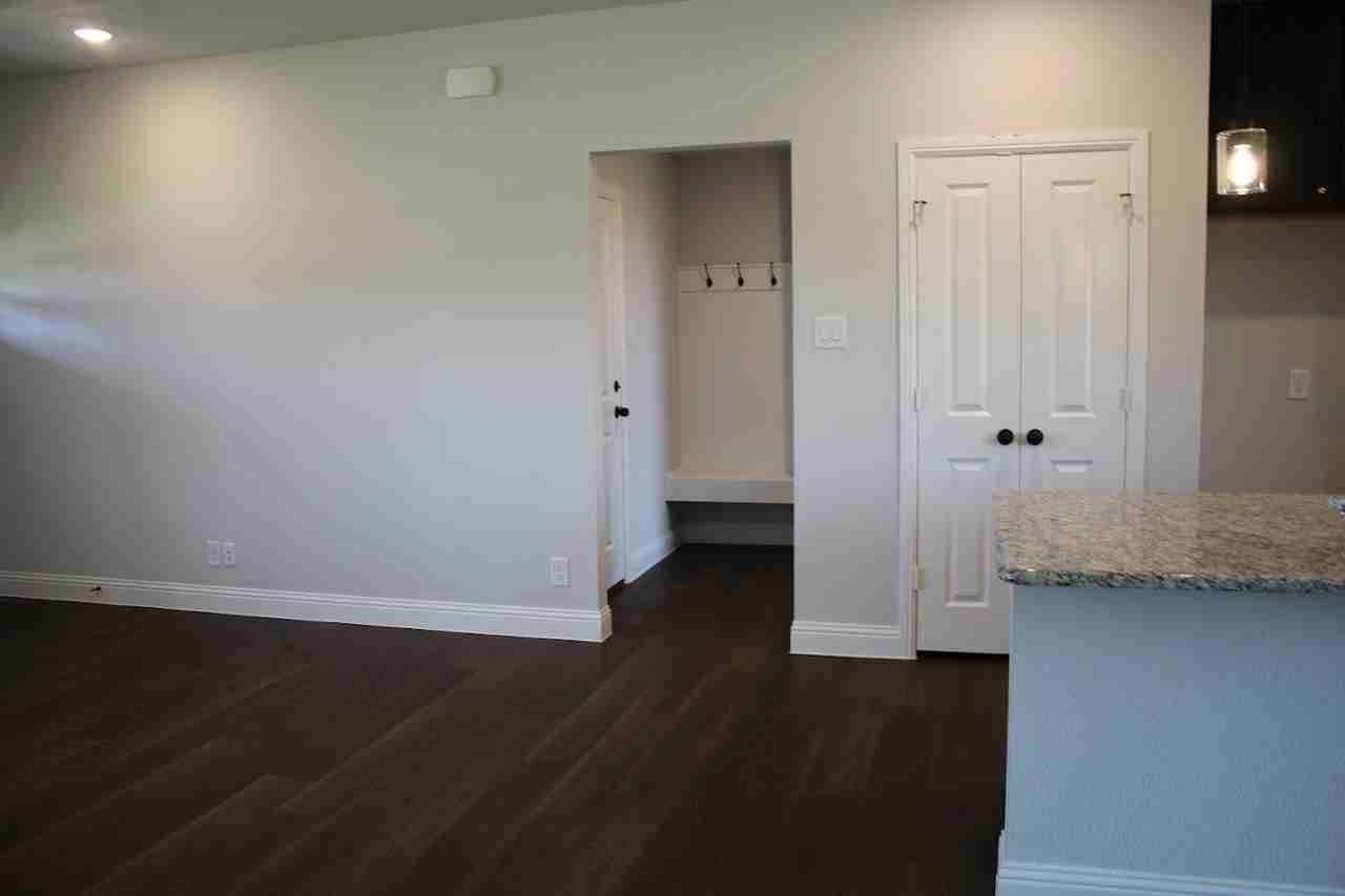 202 Walnut St - Photo 6 of 16