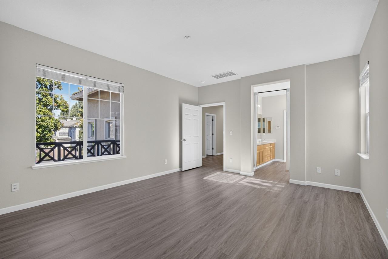5858 Hazelwood Cmn #1 - Photo 6 of 10