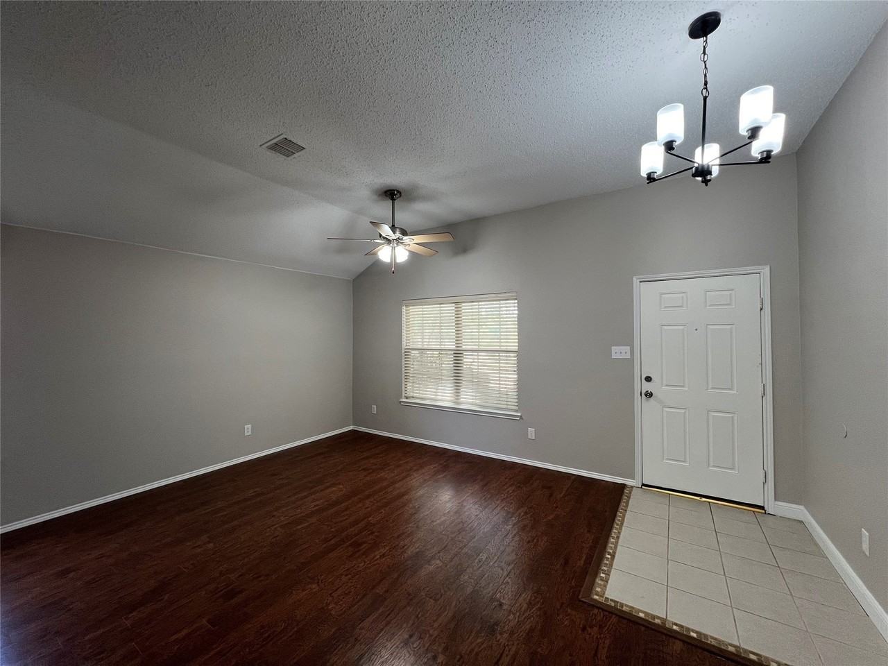 304 E Clover Park Dr - Photo 2 of 36