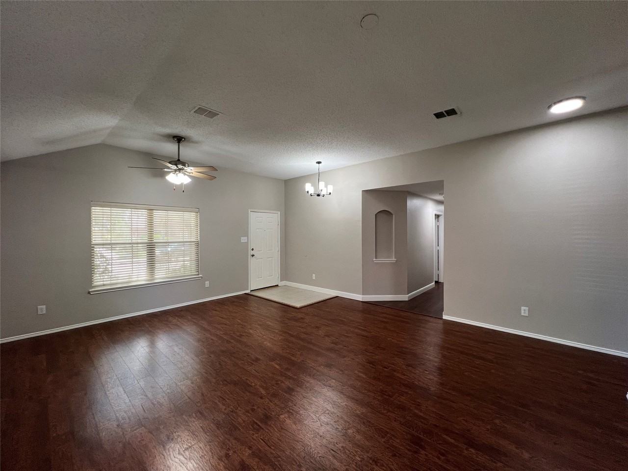 304 E Clover Park Dr - Photo 3 of 36