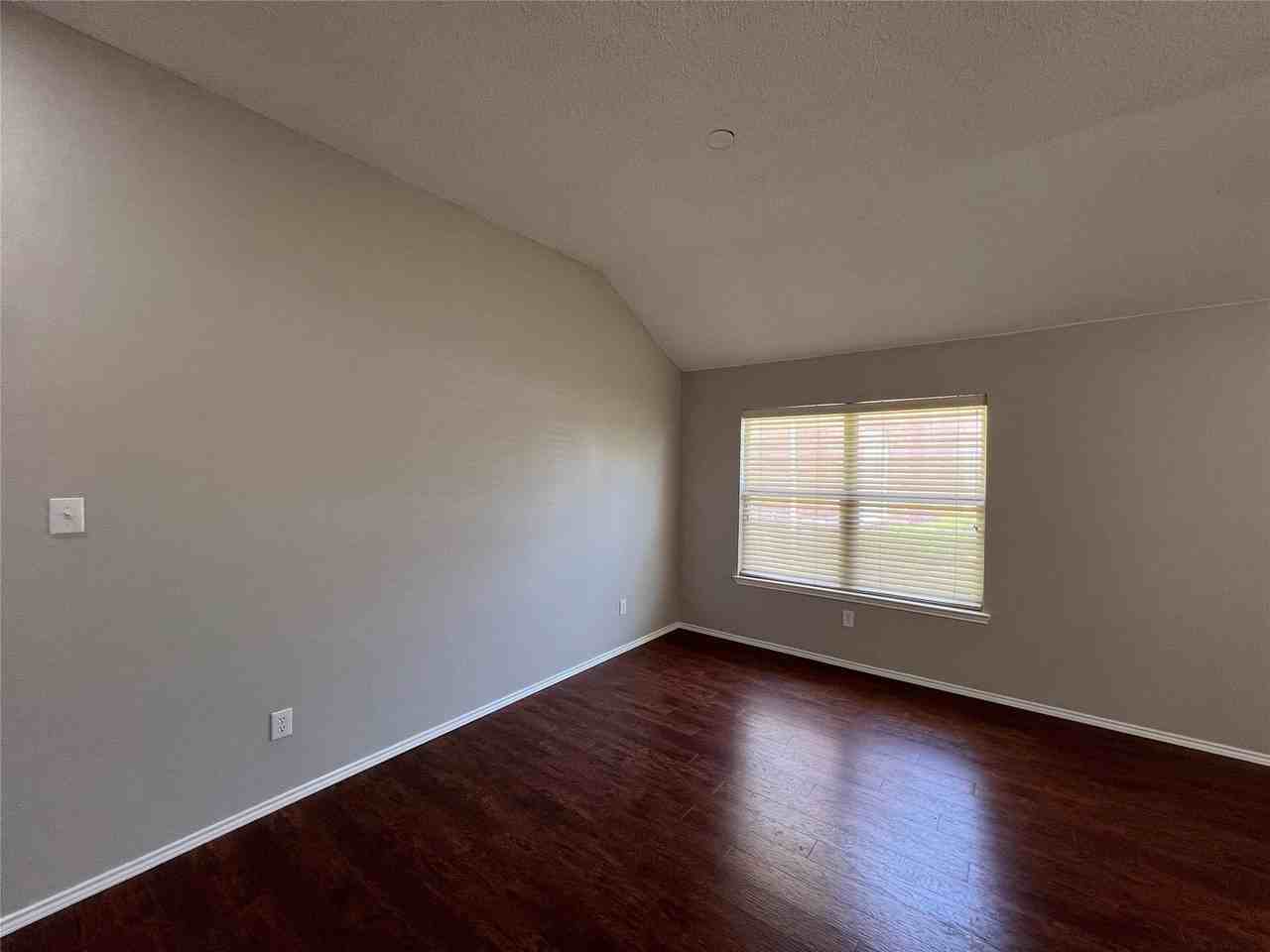 304 E Clover Park Dr - Photo 4 of 36