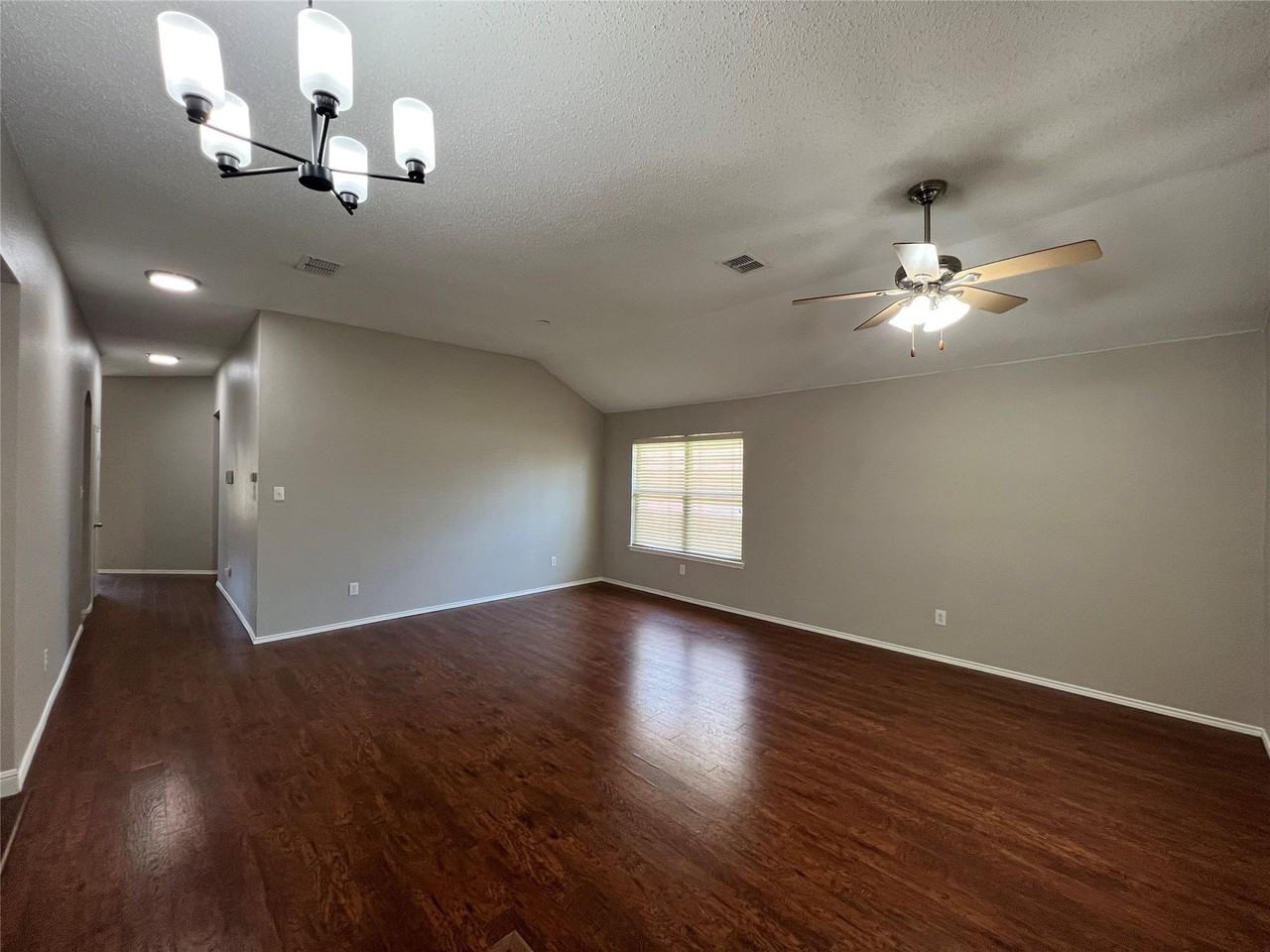 304 E Clover Park Dr - Photo 5 of 36