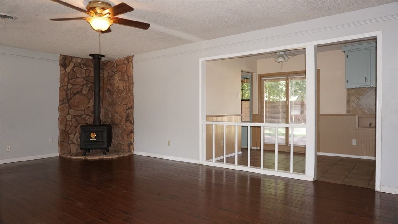 5225 Mack Rd - Photo 3 of 15