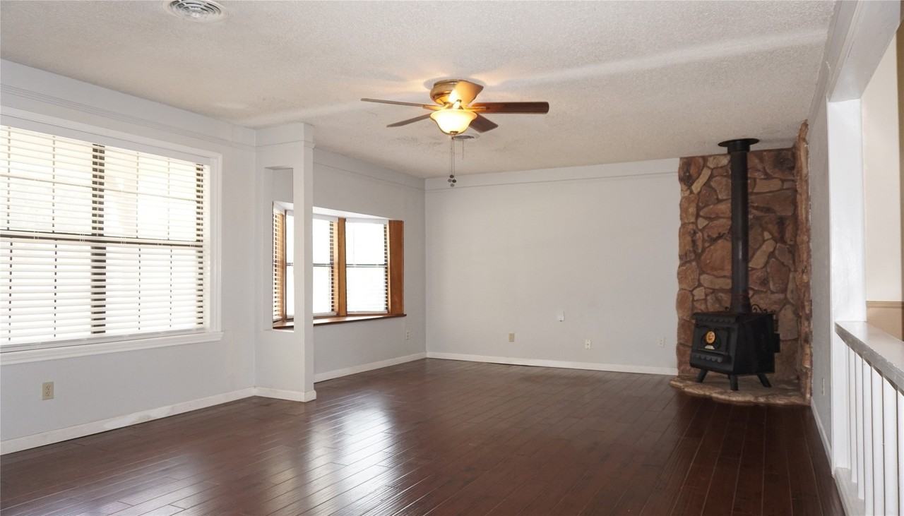 5225 Mack Rd - Photo 4 of 15
