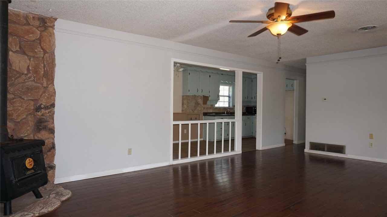 5225 Mack Rd - Photo 5 of 15