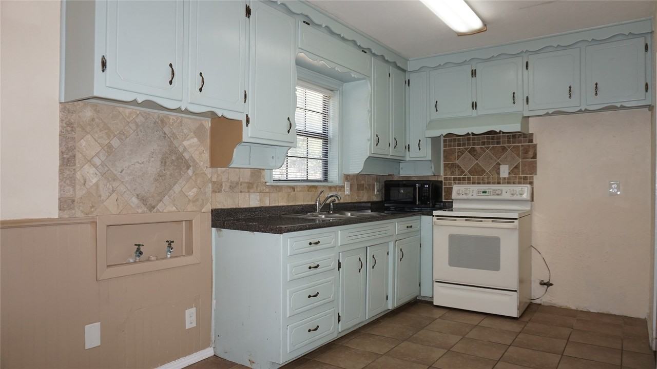 5225 Mack Rd - Photo 6 of 15