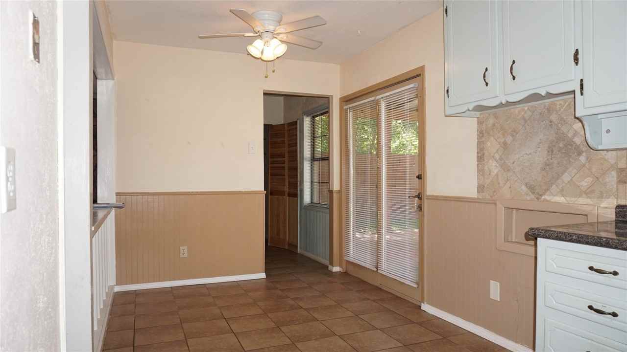 5225 Mack Rd - Photo 7 of 15