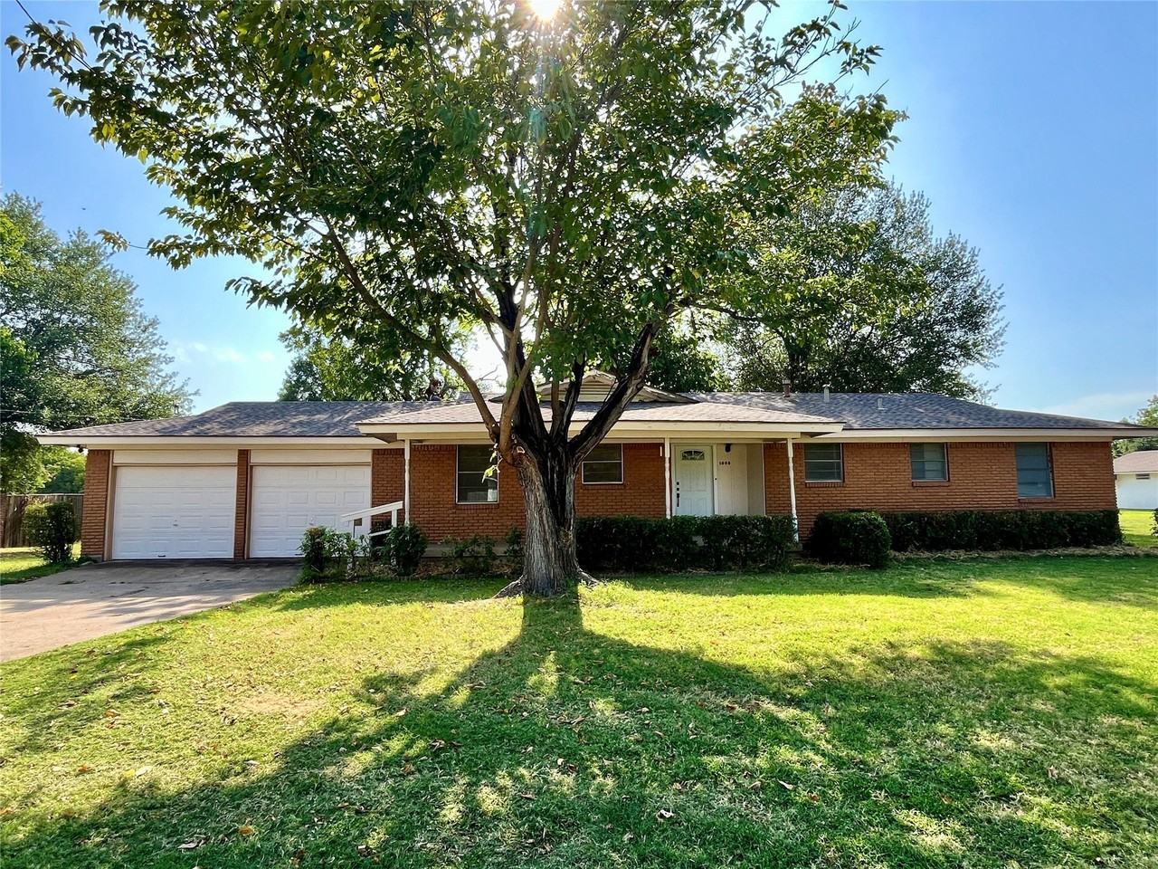 1005 Oakwood Ln