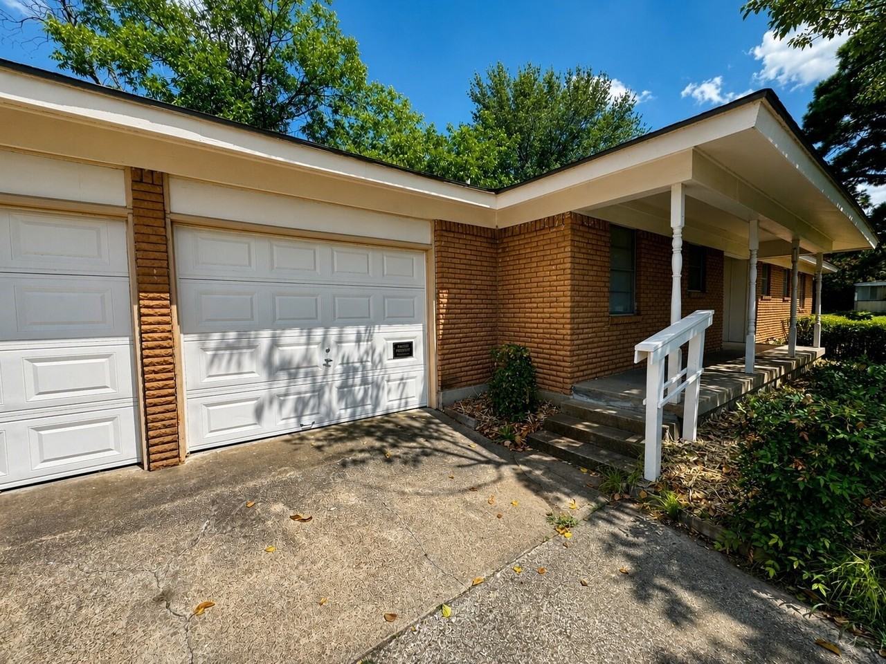 1005 Oakwood Ln - Photo 2 of 29