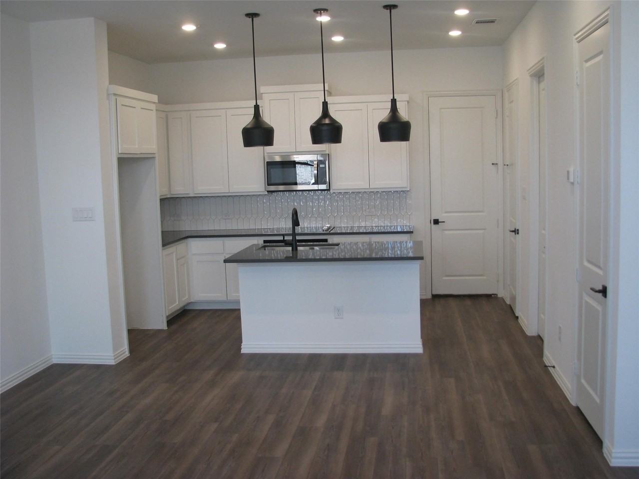7557 Laburnam Rd - Photo 4 of 16