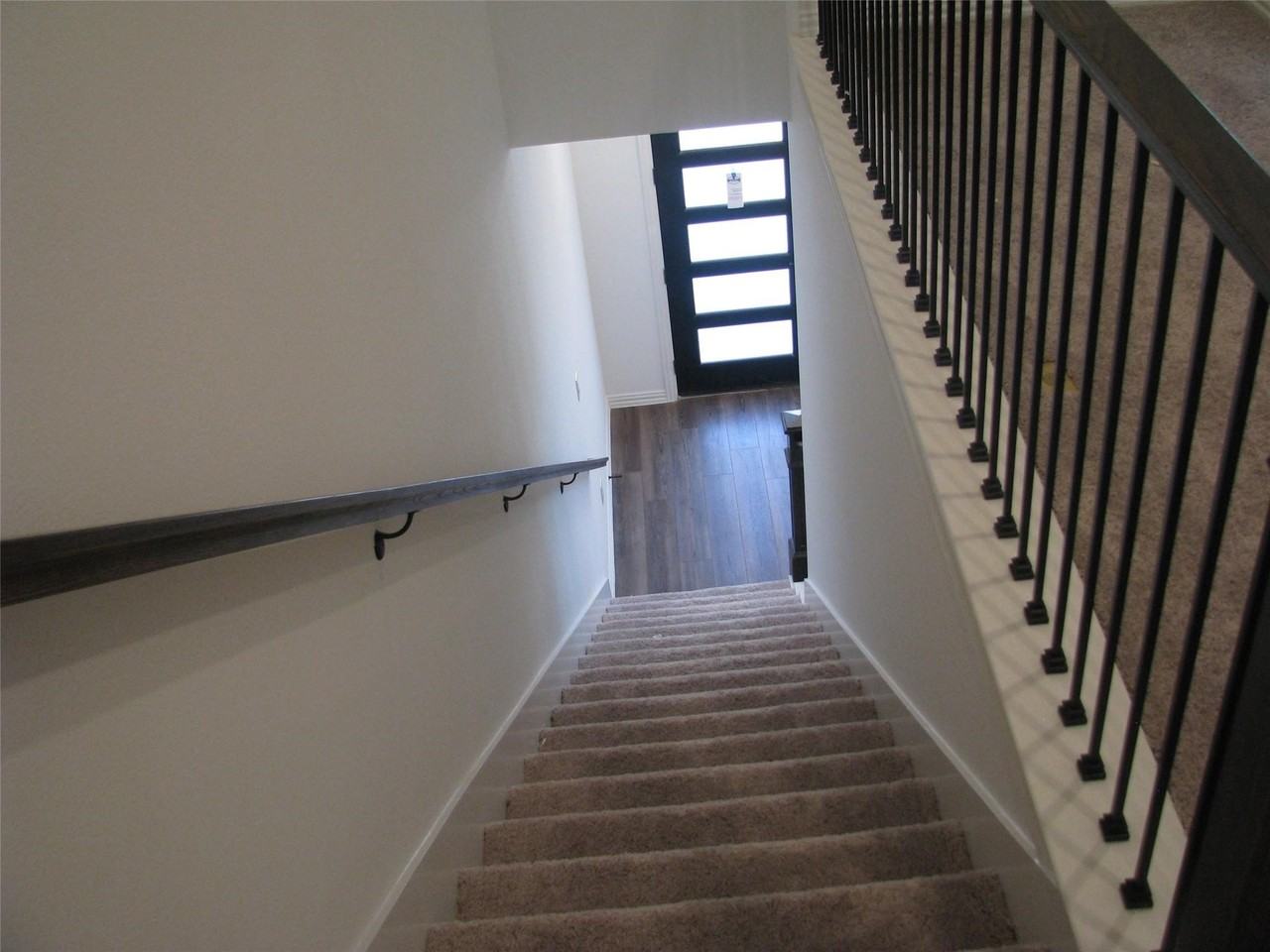 7557 Laburnam Rd - Photo 5 of 16
