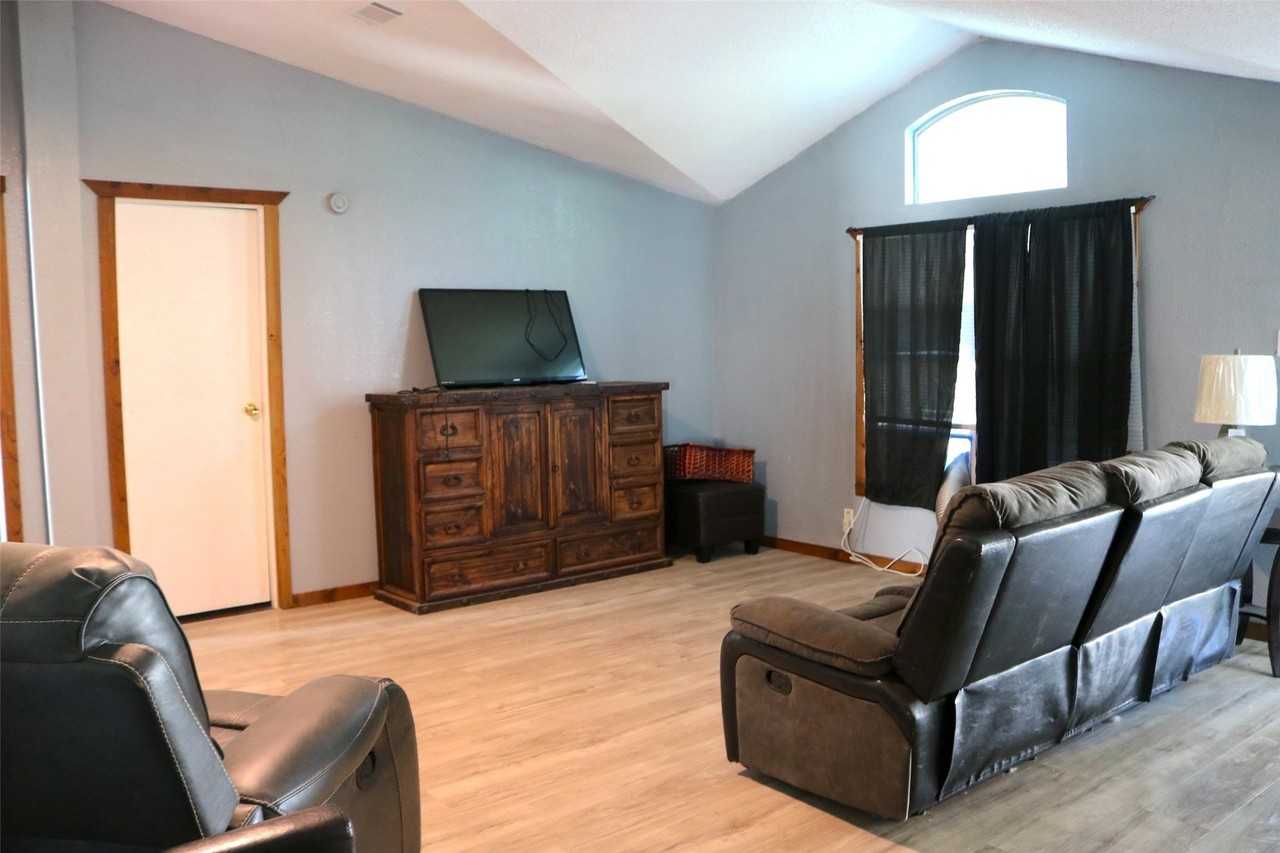 3033 County Road 743 - Photo 4 of 13