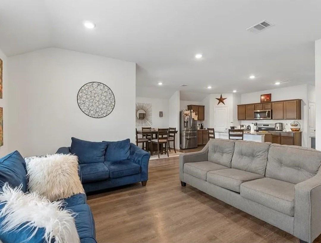 1304 Lowhill Dr - Photo 4 of 26
