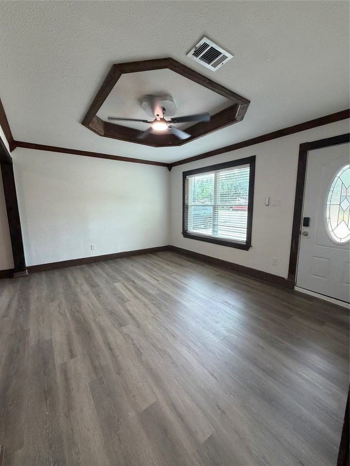 401 E Miller Rd - Photo 2 of 10