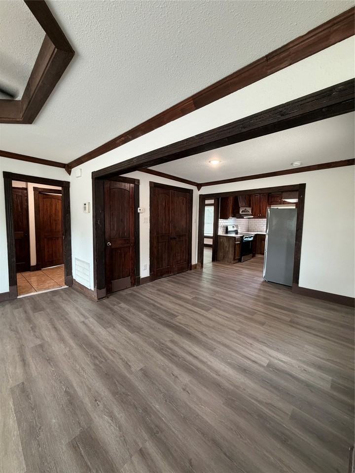 401 E Miller Rd - Photo 3 of 10